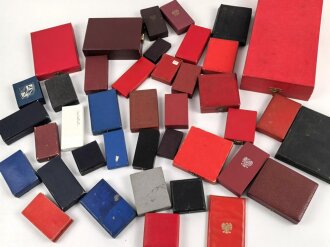 Konvolut Etuis für Orden und Ehrenzeichen aller Art, aus Sammlungsauflösungen. Insgesamt 40 Teile