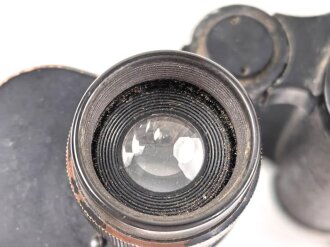 Dienstglas 10 x 50 Wehrmacht. Hersteller blc. Klare Durchsicht, rechts kleine Punkte. Strichplatte deutlich. Guter Gesamtzustand