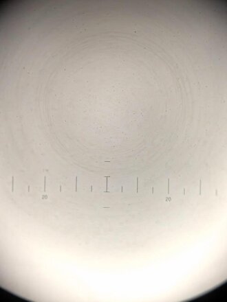 Dienstglas 10 x 50 Wehrmacht. Hersteller blc. Klare Durchsicht, rechts kleine Punkte. Strichplatte deutlich. Guter Gesamtzustand