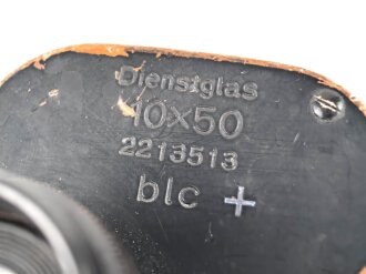 Dienstglas 10 x 50 Wehrmacht. Hersteller blc. Klare Durchsicht, rechts kleine Punkte. Strichplatte deutlich. Guter Gesamtzustand