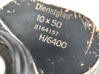 Dienstglas 10 x 50 Wehrmacht. Hersteller Carl Zeiss Jena. Klare Durchsicht, links leichter Pilzansatz. Strichplatte deutlich. Guter Gesamtzustand, stärker getragenes Stück
