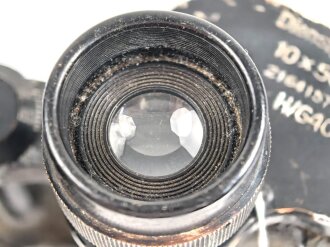 Dienstglas 10 x 50 Wehrmacht. Hersteller Carl Zeiss Jena. Klare Durchsicht, links leichter Pilzansatz. Strichplatte deutlich. Guter Gesamtzustand, stärker getragenes Stück