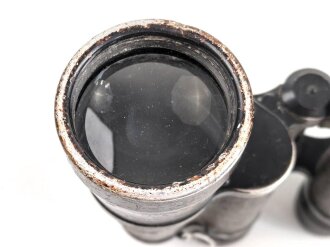 Dienstglas 10 x 50 Wehrmacht. Hersteller Carl Zeiss Jena. Klare Durchsicht, links leichter Pilzansatz. Strichplatte deutlich. Guter Gesamtzustand, stärker getragenes Stück