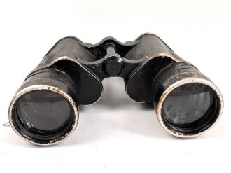 Dienstglas 10 x 50 Wehrmacht. Hersteller Carl Zeiss Jena. Klare Durchsicht, links leichter Pilzansatz. Strichplatte deutlich. Guter Gesamtzustand, stärker getragenes Stück