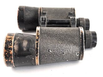 Dienstglas 10 x 50 Wehrmacht. Hersteller Carl Zeiss Jena. Klare Durchsicht, links leichter Pilzansatz. Strichplatte deutlich. Guter Gesamtzustand, stärker getragenes Stück