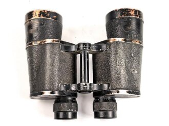 Dienstglas 10 x 50 Wehrmacht. Hersteller Carl Zeiss Jena. Klare Durchsicht, links leichter Pilzansatz. Strichplatte deutlich. Guter Gesamtzustand, stärker getragenes Stück