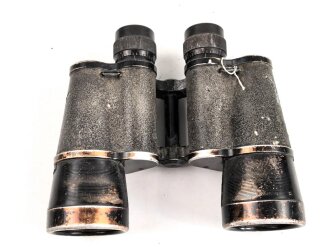 Dienstglas 10 x 50 Wehrmacht. Hersteller Carl Zeiss Jena. Klare Durchsicht, links leichter Pilzansatz. Strichplatte deutlich. Guter Gesamtzustand, stärker getragenes Stück