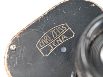 Dienstglas 10 x 50 Wehrmacht. Hersteller Carl Zeiss Jena. Klare Durchsicht, links leichter Pilzansatz. Strichplatte deutlich. Guter Gesamtzustand, stärker getragenes Stück