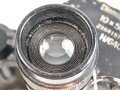 Dienstglas 10 x 50 Wehrmacht. Hersteller Carl Zeiss Jena. Klare Durchsicht, links leichter Pilzansatz. Strichplatte deutlich. Guter Gesamtzustand, stärker getragenes Stück