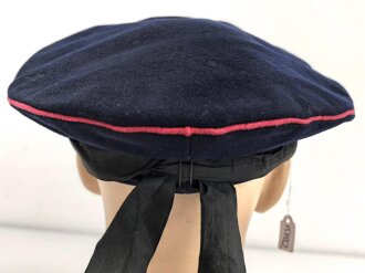 Kaiserliche Marine, dunkelblaue Tellermütze für einen Angehörigen der 1. Torpedodivision. Stark getragenes Kammerstück von 1916, die Kokarde fehlt