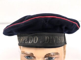 Kaiserliche Marine, dunkelblaue Tellermütze für einen Angehörigen der 1. Torpedodivision. Stark getragenes Kammerstück von 1916, die Kokarde fehlt