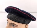 Kaiserliche Marine, dunkelblaue Tellermütze für einen Angehörigen der 1. Torpedodivision. Stark getragenes Kammerstück von 1916, die Kokarde fehlt