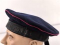 Kaiserliche Marine, dunkelblaue Tellermütze für einen Angehörigen der 1. Torpedodivision. Stark getragenes Kammerstück von 1916, die Kokarde fehlt