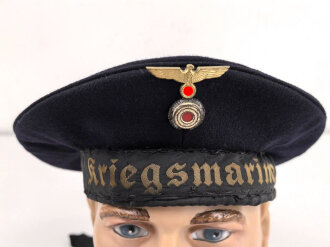 Kriegsmarine Tellermütze. Unvorschriftsmäßiges Stück, der Mützenkorpus fehlt, das Mützenband wurde unterfüttert und direkt an den Mützendeckel angenäht.
