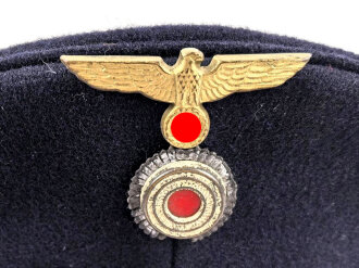Kriegsmarine Tellermütze. Unvorschriftsmäßiges Stück, der Mützenkorpus fehlt, das Mützenband wurde unterfüttert und direkt an den Mützendeckel angenäht.