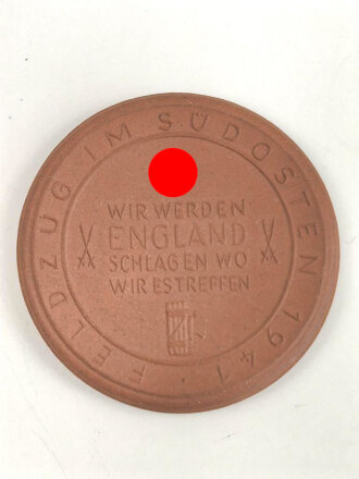 Erinnerungsmedaille an den Feldzug im Südosten 1941 "Wir werden England schlagen wo wir es treffen" Böttger Steinzeug 51mm