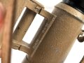 Doppelfernrohr DF 10 x 50. Hersteller Hensold Wetzlar. Klare Durchsicht, leicht gängig. Original lackiertes Stück in zugehörigem Behälter aus Ersatzmaterial