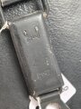 Doppelfernrohr DF 10 x 50. Hersteller Hensold Wetzlar. Klare Durchsicht, leicht gängig. Original lackiertes Stück in zugehörigem Behälter aus Ersatzmaterial