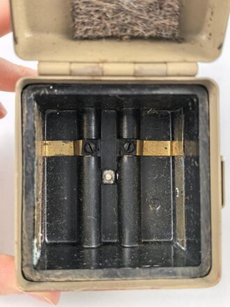 Batteriekasten ( Behälter für Stromquelle ) für diverse Optiken der Wehrmacht, Originallack
