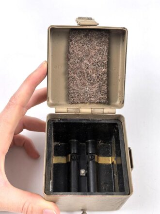Batteriekasten ( Behälter für Stromquelle ) für diverse Optiken der Wehrmacht, Originallack