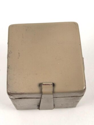 Batteriekasten ( Behälter für Stromquelle ) für diverse Optiken der Wehrmacht, Originallack