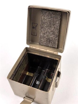 Batteriekasten ( Behälter für Stromquelle ) für diverse Optiken der Wehrmacht, Originallack