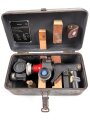 Rundblickfernrohr Flak Wehrmacht. Gute Optik, gängig, Originallack. Im Transportkasten, dieser ebenfalls original lackiert und ungereinigt.
