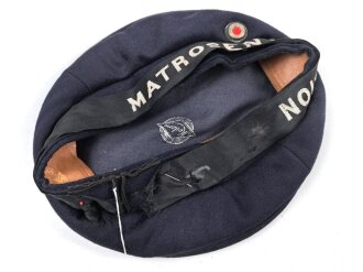 Kindermütze aus den 1930iger Jahren. Zu kurzes Mützenband "Matrosen Division" mit Nadeln fixiert