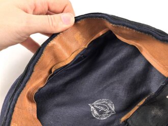 Kindermütze aus den 1930iger Jahren. Zu kurzes Mützenband "Matrosen Division" mit Nadeln fixiert