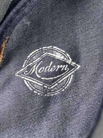 Kindermütze aus den 1930iger Jahren. Zu kurzes Mützenband "Matrosen Division" mit Nadeln fixiert