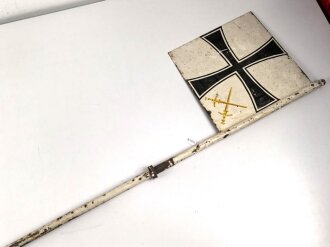 Kriegsmarine, Anwesenheitsstander für einen Admiral. Originallack, Maße 30 x 30cm, an insgesamt 190cm langem, massiven Metallstab. Ungereinigtes Stück