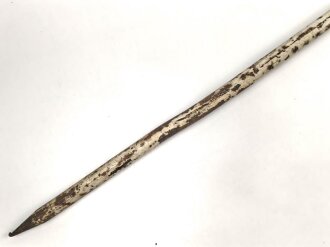 Kriegsmarine, Anwesenheitsstander für einen Admiral. Originallack, Maße 30 x 30cm, an insgesamt 190cm langem, massiven Metallstab. Ungereinigtes Stück