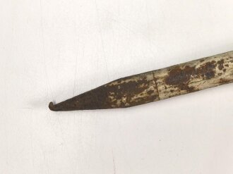 Kriegsmarine, Anwesenheitsstander für einen Admiral. Originallack, Maße 30 x 30cm, an insgesamt 190cm langem, massiven Metallstab. Ungereinigtes Stück