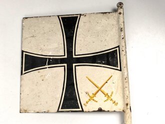 Kriegsmarine, Anwesenheitsstander für einen Admiral. Originallack, Maße 30 x 30cm, an insgesamt 190cm langem, massiven Metallstab. Ungereinigtes Stück