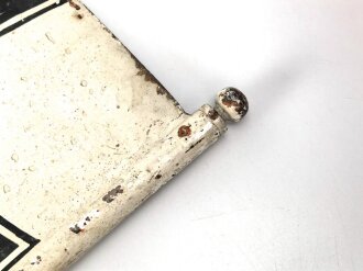 Kriegsmarine, Anwesenheitsstander für einen Admiral. Originallack, Maße 30 x 30cm, an insgesamt 190cm langem, massiven Metallstab. Ungereinigtes Stück