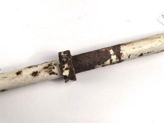 Kriegsmarine, Anwesenheitsstander für einen Admiral. Originallack, Maße 30 x 30cm, an insgesamt 190cm langem, massiven Metallstab. Ungereinigtes Stück