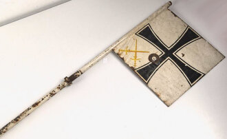 Kriegsmarine, Anwesenheitsstander für einen Admiral. Originallack, Maße 30 x 30cm, an insgesamt 190cm langem, massiven Metallstab. Ungereinigtes Stück