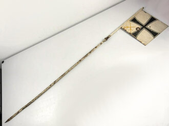 Kriegsmarine, Anwesenheitsstander für einen Admiral. Originallack, Maße 30 x 30cm, an insgesamt 190cm langem, massiven Metallstab. Ungereinigtes Stück