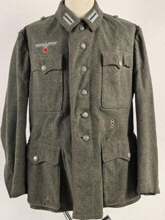 Heer, Feldbluse für Mannschaften Modell 1942,  getragenes Kammerstück in gutem Gesamtzustand, die Effekten neuzeitlich vernäht.