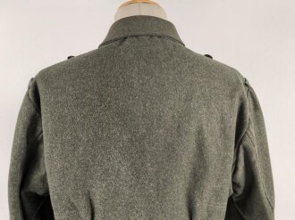 Heer, Feldbluse für Mannschaften Modell 1942,  getragenes Kammerstück in gutem Gesamtzustand, die Effekten neuzeitlich vernäht.