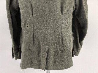 Heer, Feldbluse für Mannschaften Modell 1942,  getragenes Kammerstück in gutem Gesamtzustand, die Effekten neuzeitlich vernäht.
