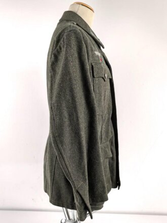 Heer, Feldbluse für Mannschaften Modell 1942,  getragenes Kammerstück in gutem Gesamtzustand, die Effekten neuzeitlich vernäht.