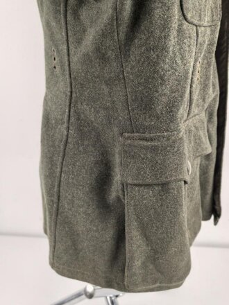 Heer, Feldbluse für Mannschaften Modell 1942,  getragenes Kammerstück in gutem Gesamtzustand, die Effekten neuzeitlich vernäht.