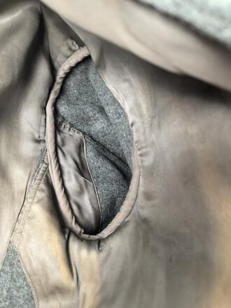 Heer, Feldbluse für Mannschaften Modell 1942,  getragenes Kammerstück in gutem Gesamtzustand, die Effekten neuzeitlich vernäht.