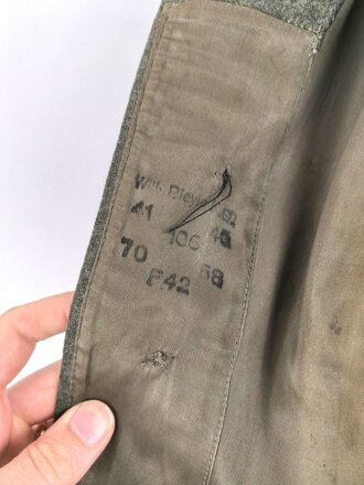 Heer, Feldbluse für Mannschaften Modell 1942,  getragenes Kammerstück in gutem Gesamtzustand, die Effekten neuzeitlich vernäht.