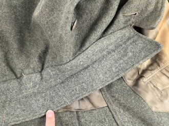 Heer, Feldbluse für Mannschaften Modell 1942,  getragenes Kammerstück in gutem Gesamtzustand, die Effekten neuzeitlich vernäht.