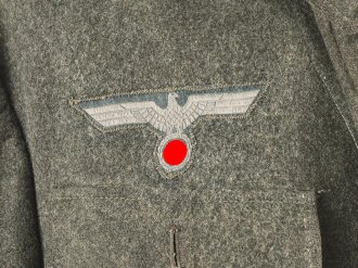Heer, Feldbluse für Mannschaften Modell 1942,  getragenes Kammerstück in gutem Gesamtzustand, die Effekten neuzeitlich vernäht.