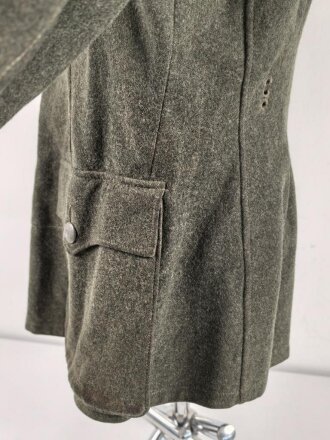 Heer, Feldbluse für Mannschaften Modell 1942,  getragenes Kammerstück in gutem Gesamtzustand, die Effekten neuzeitlich vernäht.