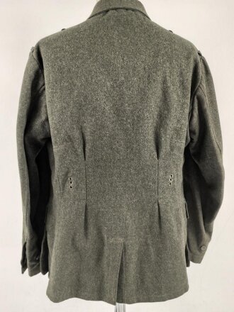 Heer, Feldbluse für Mannschaften Modell 1942,  getragenes Kammerstück in gutem Gesamtzustand, die Effekten neuzeitlich vernäht.