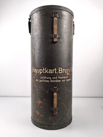 Transportbehälter "Hauptkart. Bruno N " Eisenbahngeschütz der Wehrmacht. Behälter aus Presspappe, original lackiert, Durchmesser 38cm, Höhe 92cm. Ungereinigt, Deckel schwer gängig